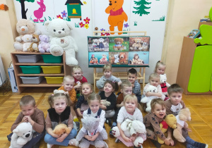 zdjęcie dzieci z grupy II z pluszowymi misiami
