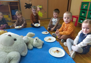 dzieci pokazują talerze z ułożonym z ciastek misiem