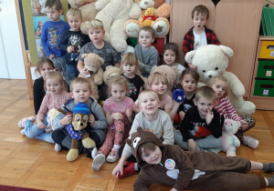zdjęcie dzieci z grupy III z pluszowymi misiami