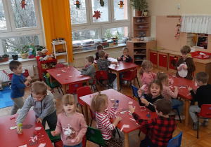 przedszkolaki podczas wykonywania pracy plastycznej - misia