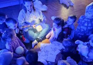 zabawa dydaktyczna - "Co zjadł misiu?" - nauczycielka podświetla obrazki a dzieci nazywają warzywa i owoce, które widzą w świetle lampki na tle brzuszka misia