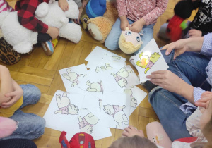 zabawa dydaktyczna - "Co zjadł misiu?" - nauczycielka podświetla obrazki a dzieci nazywają warzywa i owoce, które widzą w świetle lampki na tle brzuszka misia