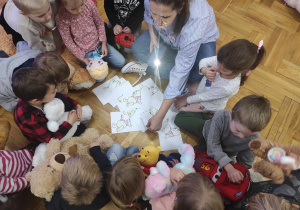 zabawa dydaktyczna - "Co zjadł misiu?" - nauczycielka podświetla obrazki a dzieci nazywają warzywa i owoce, które widzą w świetle lampki na tle brzuszka misia