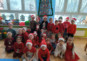 dzieci w czerwonych strojach z grupy I