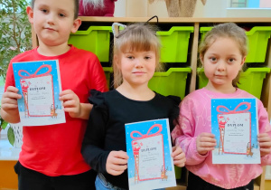 przedszkolaki biorące udział w konkursie z dyplomami