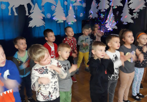 przedszkolaki klaszczą w dłonie