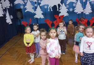 dzieci tworzą zaprzęgi Mikołaja