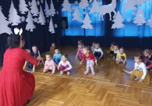przedszkolaki powtarzają ruchy pani Nutki