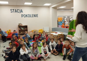 przedszkolaki słuchają pani bibliotekarki