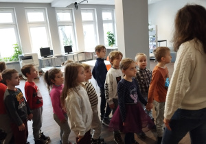przedszkolaki zwiedzają bibliotekę