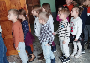 przedszkolaki zwiedzają bibliotekę