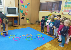 opiekunka psów układa tor przeszkód z kolorowych kół