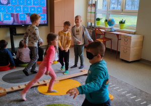 zabawy przed tablicą multimedialną