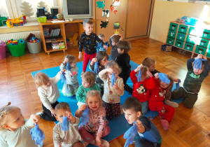 przedszkolaki pokazują gumowe rękawiczki