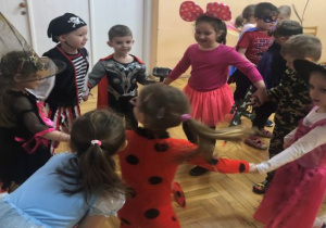 dzieci tańczą w kółku