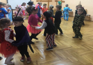 dzieci tańczą w parach