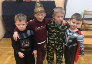 chłopcy prezentują swoje kostiumy obejmując się rękami