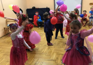 dzieci machają balonami na balu