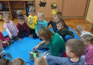 dzieci oglądają obrazki z pieskami