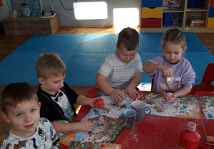 dzieci nadają kształt masie solnej