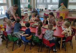 przedszkolaki przygotowują masę na ciasteczka