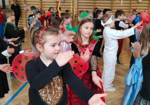 taniec dzieci z wymachami rąk