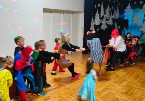 zabawa sprawnościowa "przeciąganie liny"