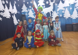 zdjęcie grupowe przedszkolaków na balu z panią Nutką