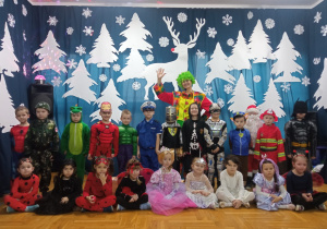 zdjęcie grupowe dzieci z panią Nutką