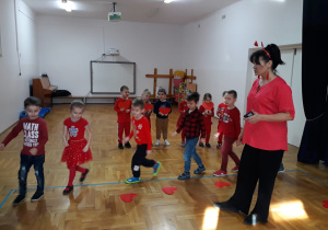 zabawy z Panią Nutką - przedszkolaki idą drogą wyznaczoną przez serca