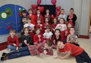 zdjęcie dzieci z grupy IV z balonami