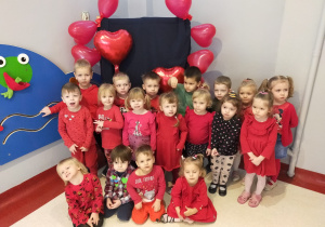 zdjęcie dzieci z grupy II z balonami