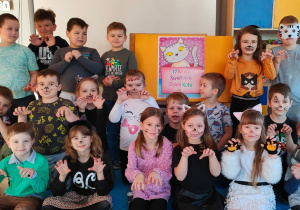 zdjęcie dzieci z grupy VII z wymalowanymi twarzami