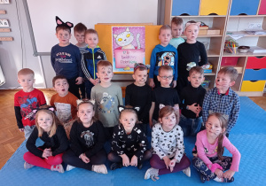 zdjęcie dzieci z grupy VII z wymalowanymi twarzami