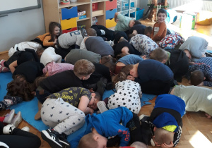 zabawa ruchowa"koty spią"