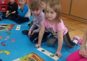 dziewczynki dopasowują okrągły identyfikator psa pasujący do obroży