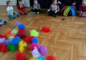 dzieci siedzą w kole z panią Nutką