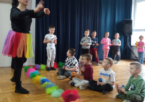 pani Nutka dyryguje dziećmi grającymi na instrumentach