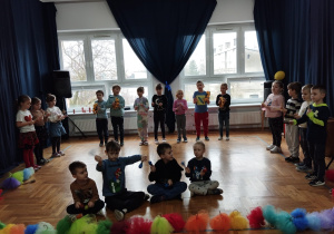 przedszkolaki grają na instrumentach