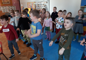 przedszkolaki wspólnie tańczą