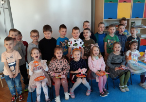 przedszkolaki pozują do zdjęcia grupowego w Dniu Kobiet