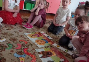 dzieci dopasowują znaczki do obroży psów na obrazkach