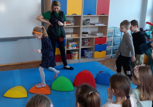 przedszkolaki pokonują tor przeszkód z karmą umieszczoną na łyżeczce