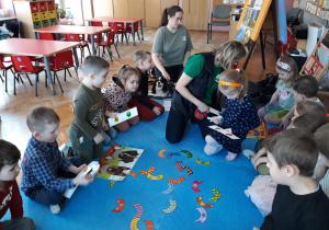 przedszkolaki słuchają poleceń instruktorki i wykonują zadania