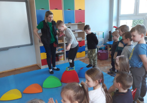 chłopcy pokonują tor przeszkód z karmą umieszczoną na łyżeczce