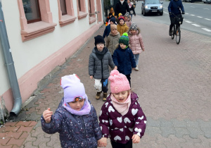 przedszkolaki w drodze do kina