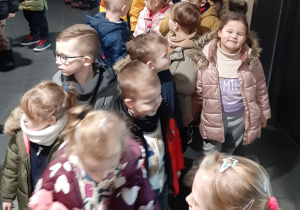 dzieci oczekują przed wejściem do sali widowiskowej