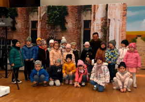 zdjęcie grupowe przedszkolaków na scenie z aktorem