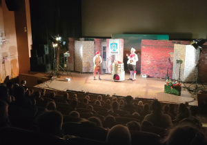 aktorzy na scenie