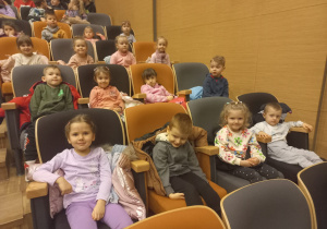 przedszkolaki siedzą w fotelach na widowni